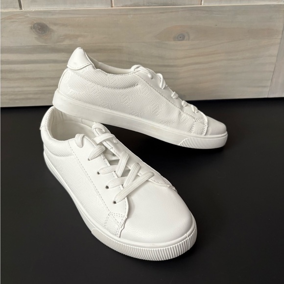 Shoes - Like NEW Classic White Low-Top Sneakers
